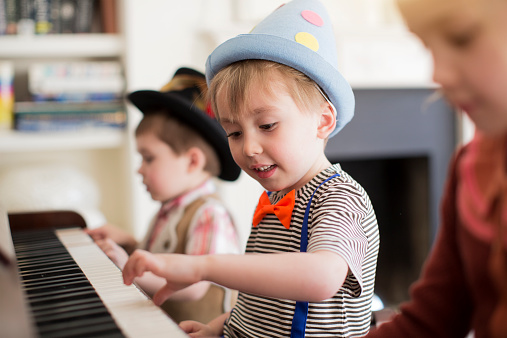 Mua Đàn Piano Cho Trẻ Em và Những Điều Cần Biết