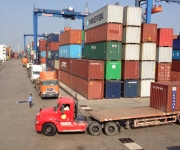 06 container Piano vừa cập cảng Sài Gòn