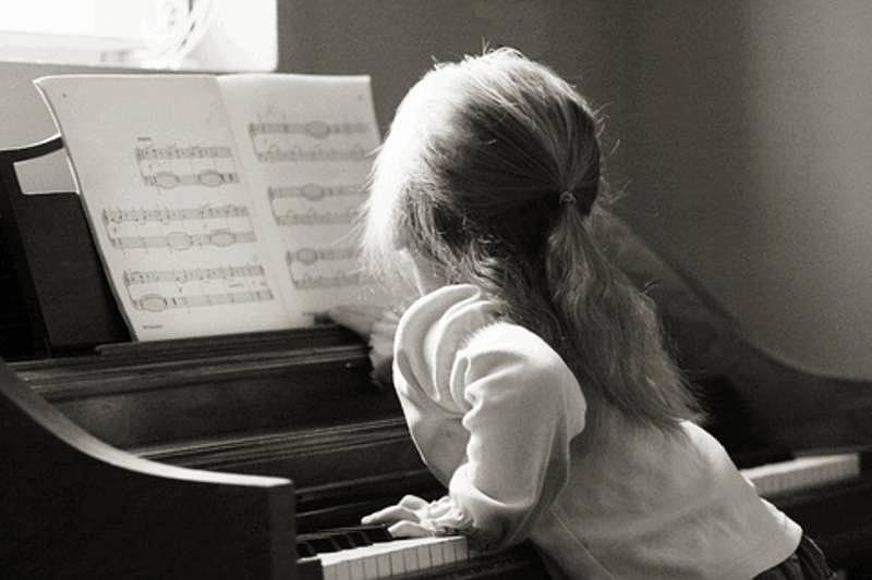 Mọi người cười nhạo khi cô bé thiểu năng ngồi bên cây đàn piano