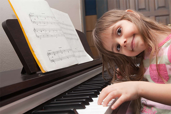 Sáu lợi ích nếu trẻ được học chơi đàn piano hoặc nhạc cụ