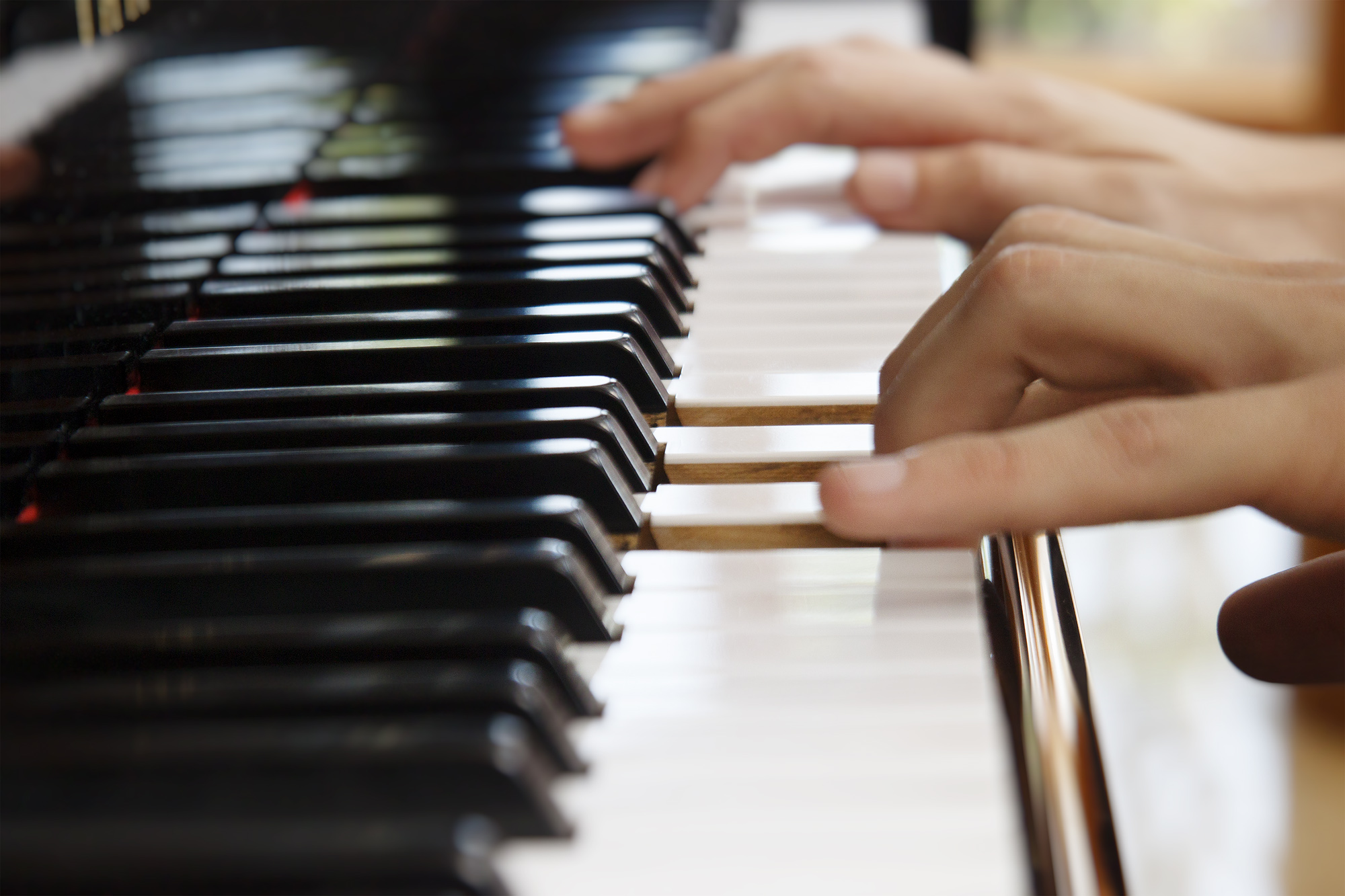 Chơi đàn bán chuyên thì nên chọn đàn piano loại nào?