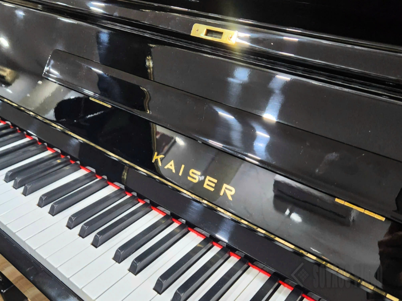 Chi tiết cạnh và màu sơn đen bóng của dòng Piano Kaiser